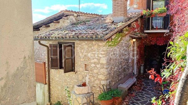 appartamento in vendita a Cantalice in zona Cruciano
