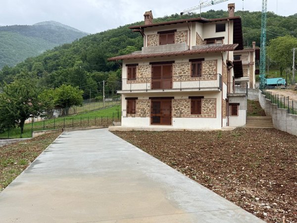 casa indipendente in vendita a Cantalice