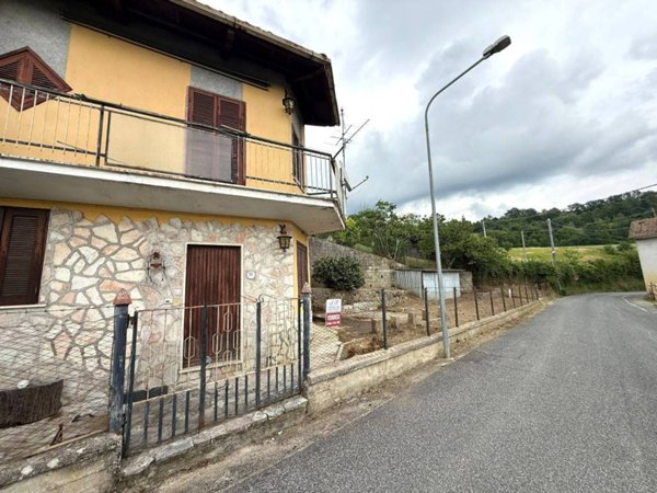casa indipendente in vendita a Cantalice in zona Colli