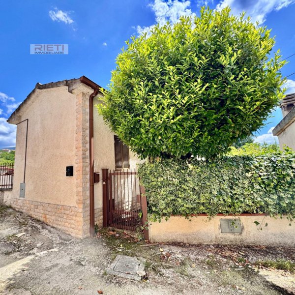 casa indipendente in vendita a Cantalice in zona Colli