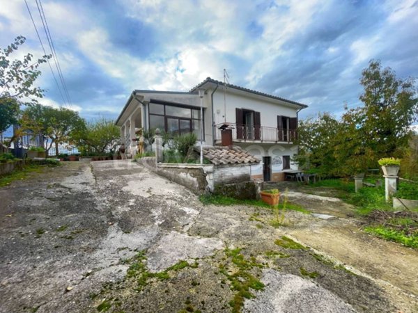 casa indipendente in vendita a Cantalice in zona Colli
