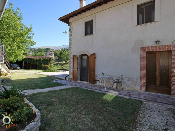 casa indipendente in vendita a Cantalice in zona Colli