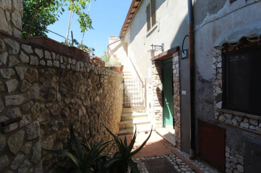 appartamento in vendita a Casaprota in zona Collelungo Sabino