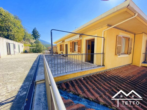 casa indipendente in vendita a Casperia