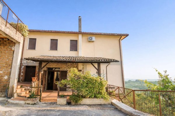 casa indipendente in vendita a Casperia