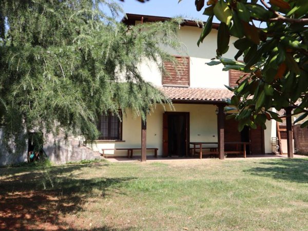 casa indipendente in vendita a Casperia in zona Paranzano
