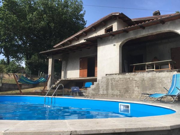 casa indipendente in vendita a Casperia in zona Paranzano