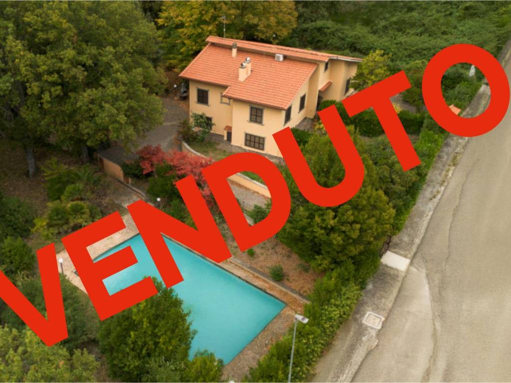 casa indipendente in vendita a Casperia in zona Paranzano