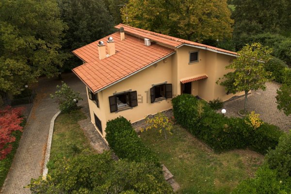 casa indipendente in vendita a Casperia in zona Paranzano