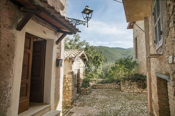 casa indipendente in vendita a Casperia in zona Paranzano