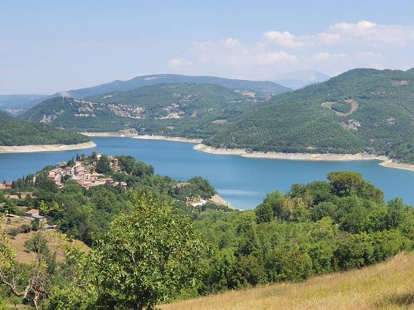 casa indipendente in vendita a Castel di Tora