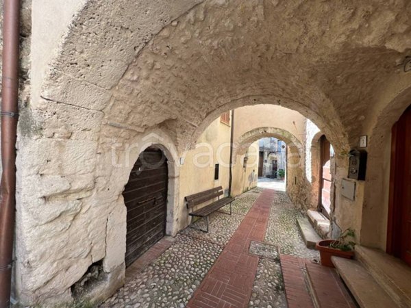 locale commerciale in vendita a Castelnuovo di Farfa