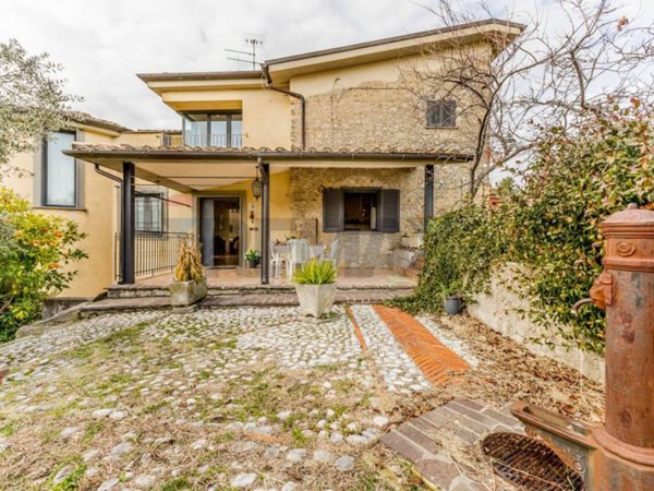 casa indipendente in vendita a Castelnuovo di Farfa