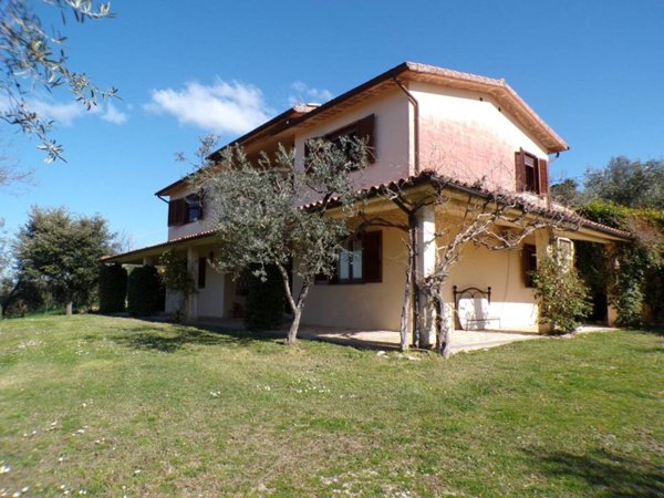 casa indipendente in vendita a Castelnuovo di Farfa