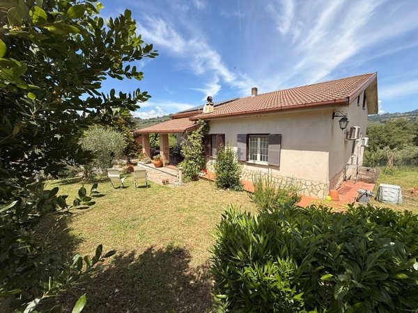 casa indipendente in vendita a Castelnuovo di Farfa