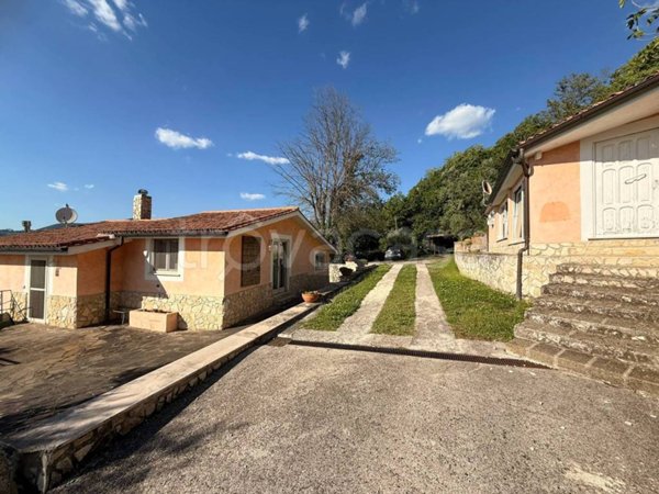 casa indipendente in vendita a Castelnuovo di Farfa