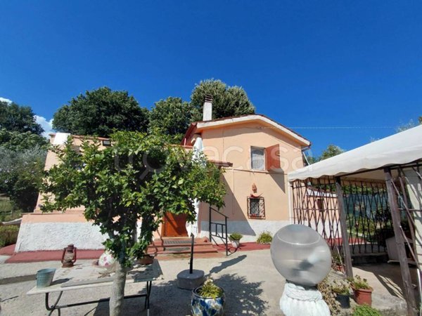 casa indipendente in vendita a Castelnuovo di Farfa