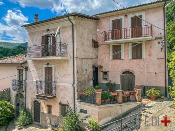 casa indipendente in vendita a Castel Sant'Angelo