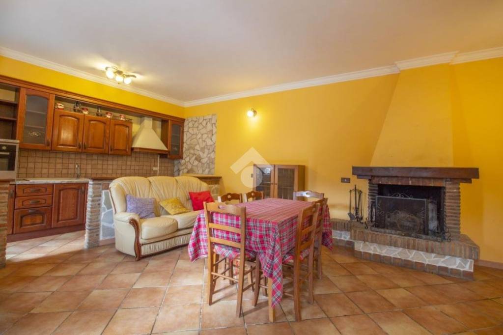 casa indipendente in vendita a Castel Sant'Angelo