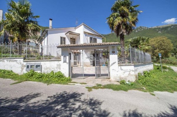 casa indipendente in vendita a Castel Sant'Angelo