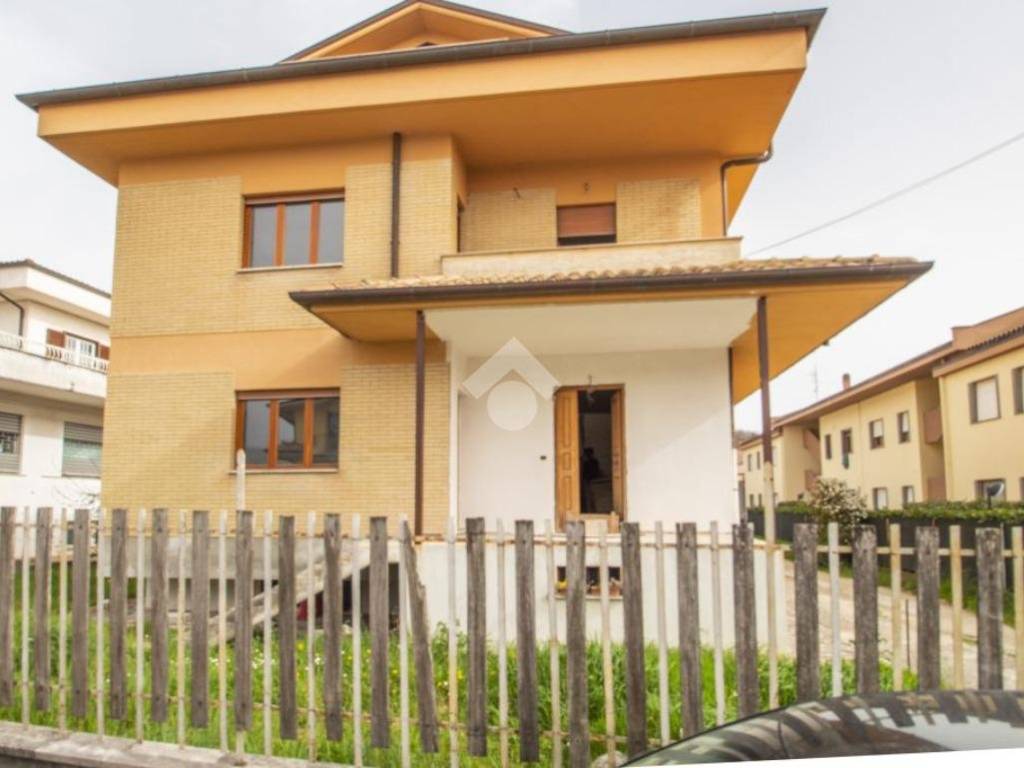 casa indipendente in vendita a Cittaducale in zona Santa Rufina