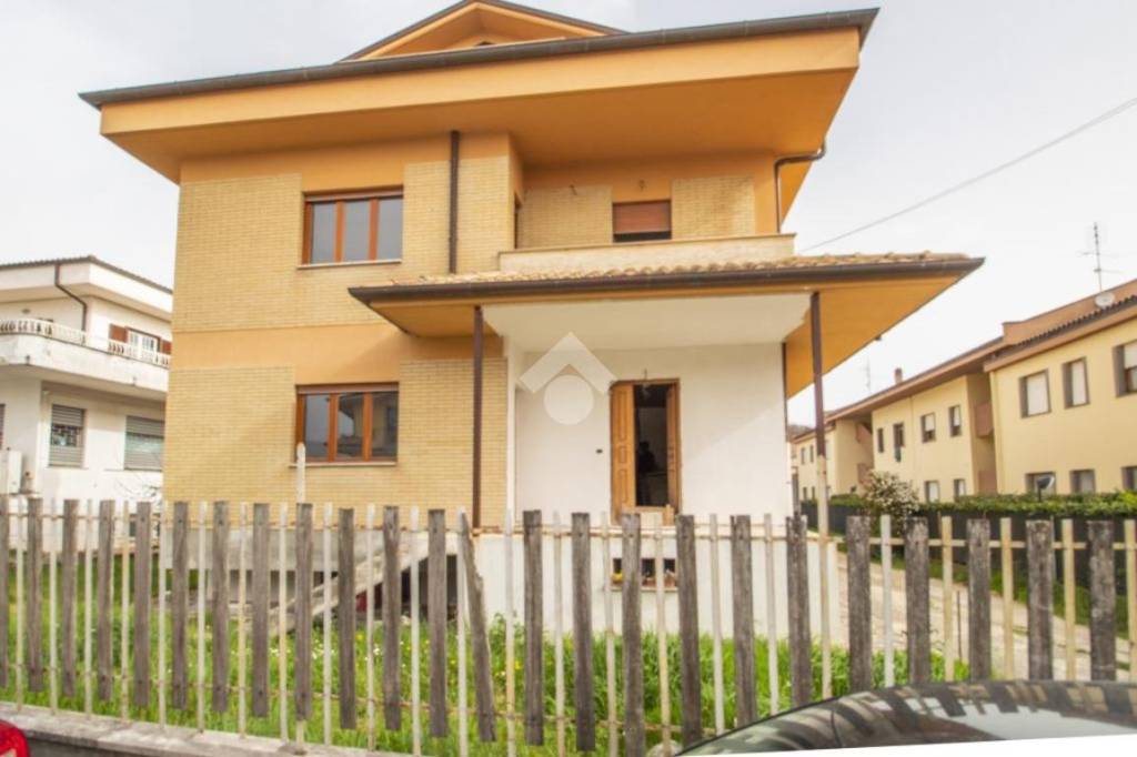 casa indipendente in vendita a Cittaducale in zona Santa Rufina
