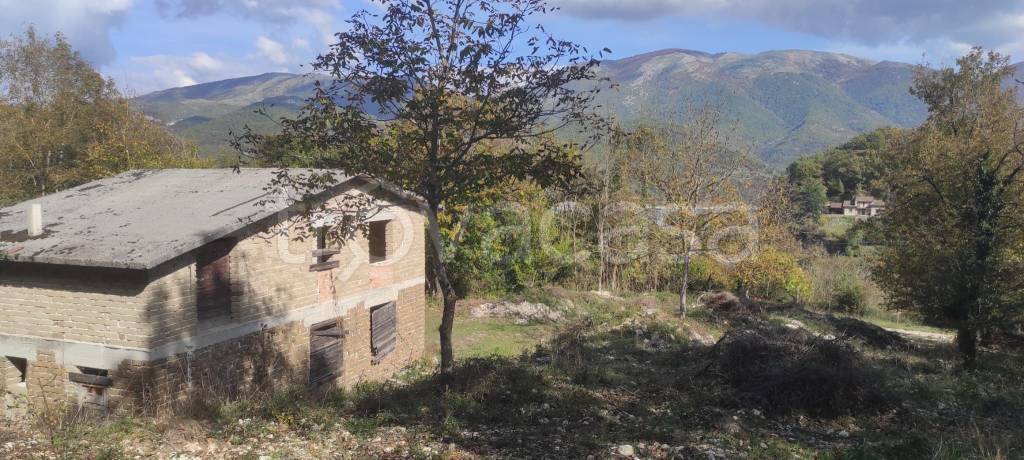 casa indipendente in vendita a Colle di Tora