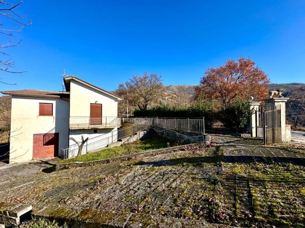 casa indipendente in vendita a Colle di Tora