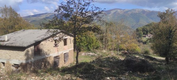 casale in vendita a Colle di Tora