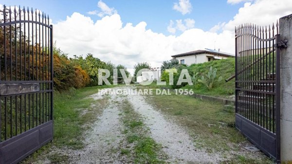 casa indipendente in vendita a Collevecchio