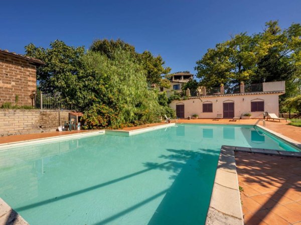 casa indipendente in vendita a Collevecchio