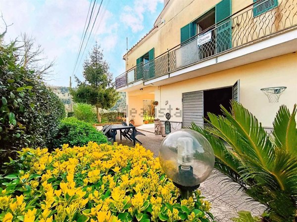 casa indipendente in vendita a Collevecchio