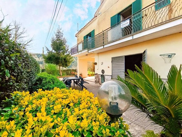 casa indipendente in vendita a Collevecchio