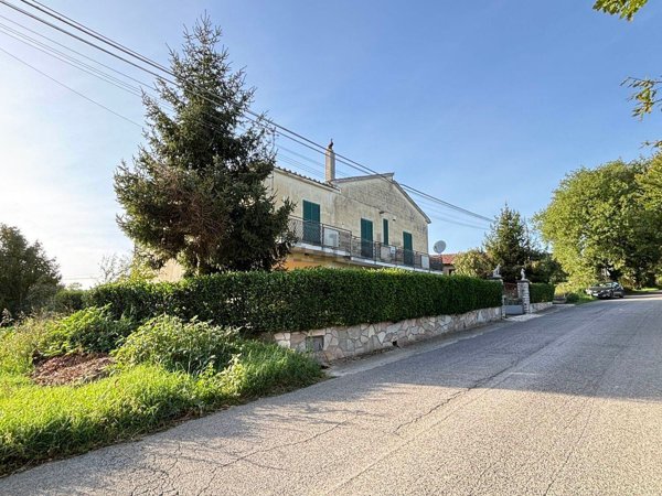 casa indipendente in vendita a Collevecchio