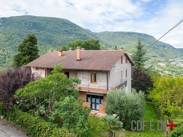 casa indipendente in vendita a Configni in zona Lugnola