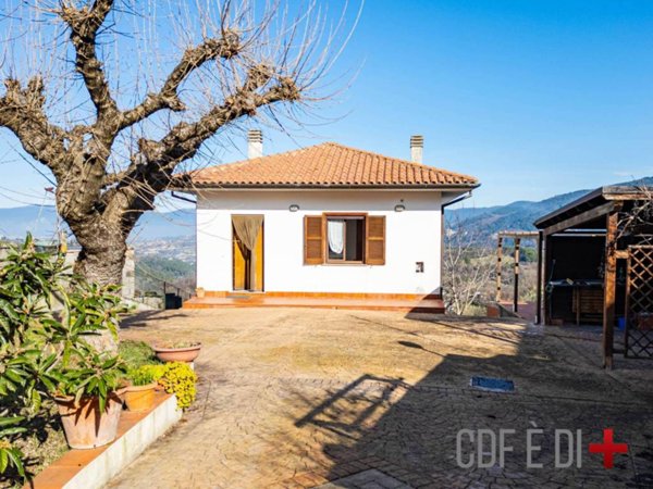 casa indipendente in vendita a Configni in zona Lugnola