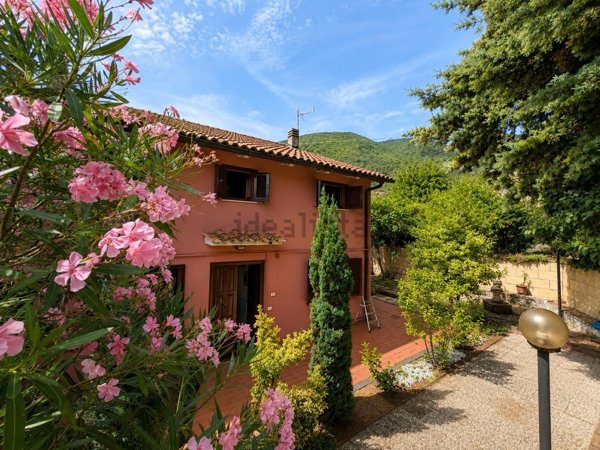 casa indipendente in vendita a Configni in zona Lugnola