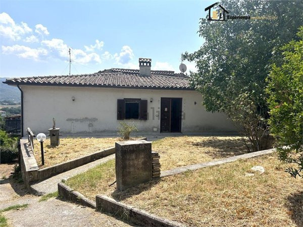 casa indipendente in vendita a Configni in zona Lugnola