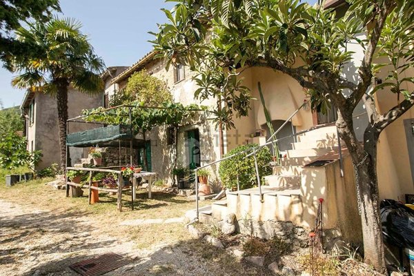 casa indipendente in vendita a Configni in zona Lugnola