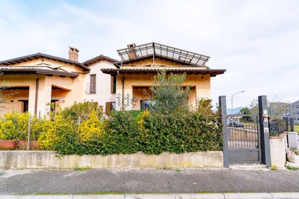 casa indipendente in vendita a Contigliano