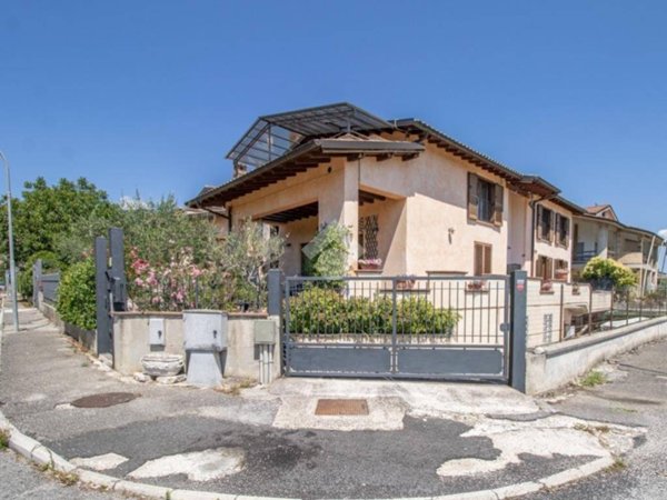 casa indipendente in vendita a Contigliano