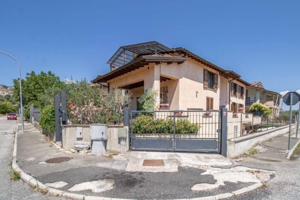 casa indipendente in vendita a Contigliano
