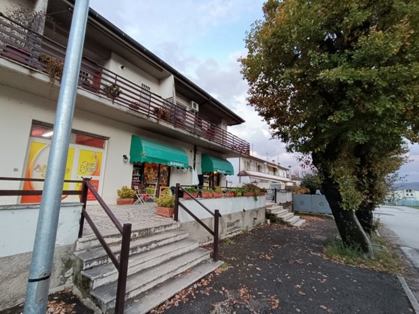 locale commerciale in vendita a Contigliano