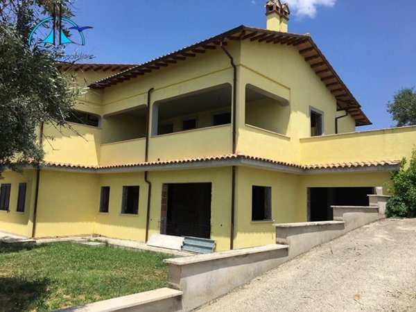 casa indipendente in vendita a Fara in Sabina in zona Coltodino