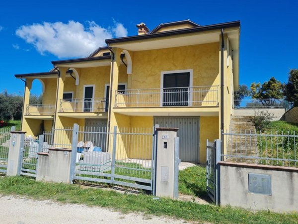 casa indipendente in vendita a Fara in Sabina in zona Corese Terra