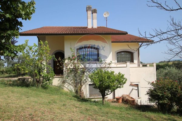 casa indipendente in vendita a Fara in Sabina