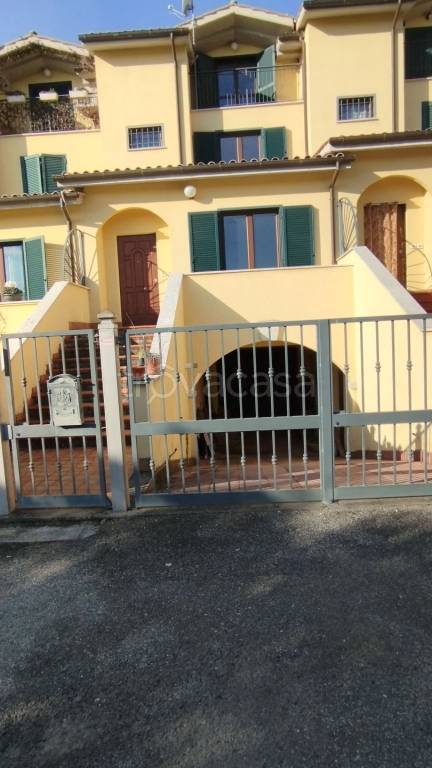 casa indipendente in vendita a Fara in Sabina in zona Borgo Quinzio