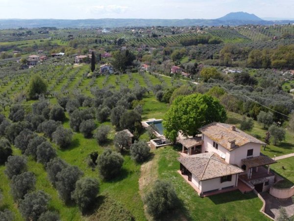 casa indipendente in vendita a Fara in Sabina