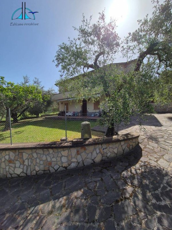 casa indipendente in vendita a Fara in Sabina