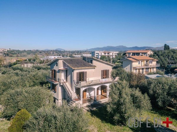 casa indipendente in vendita a Fara in Sabina